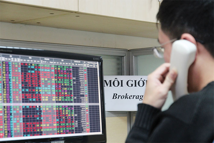 Hiện nay người trẻ có nên làm môi giới chứng khoán không?